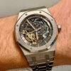 ساعة ِAudemars Piguet تعمل بعدادات بلون اسود وسير فضى من المعدن