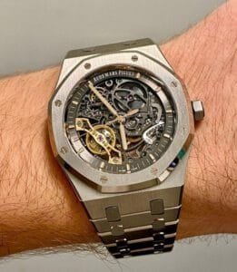 ساعة ِAudemars Piguet تعمل بعدادات بلون اسود وسير فضى من المعدن