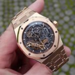 ساعة ِAudemars Piguet تعمل بعدادات بلون اسود وسير نحاسى من المعدن