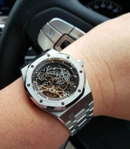 ساعة ِAudemars Piguet تعمل بعدادات بلون اسود وسير فضى من المعدن