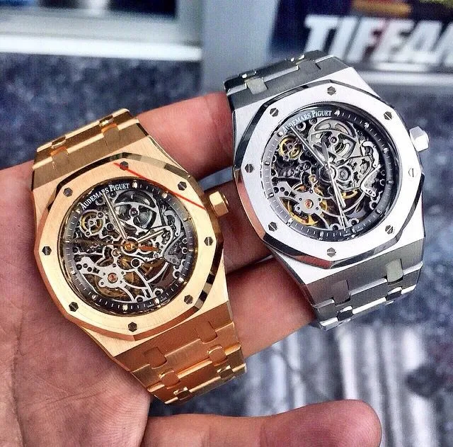 ساعة ِAudemars Piguet تعمل بعدادات بلون اسود  وسير نحاسى من المعدن