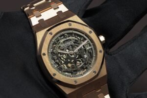 ساعة ِAudemars Piguet تعمل بعدادات بلون اسود وسير نحاسى من المعدن