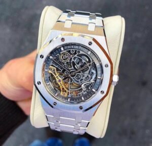 ساعة ِAudemars Piguet تعمل بعدادات بلون اسود وسير فضى من المعدن