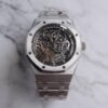 ساعة ِAudemars Piguet تعمل بعدادات بلون اسود وسير فضى من المعدن