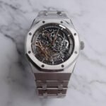 ساعة ِAudemars Piguet تعمل بعدادات بلون اسود وسير فضى من المعدن