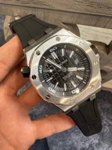ساعه منِAudemars Piguet تعمل بعدادات بلون اسود  وسير اسود من المطاط