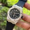 ساعه منِAudemars Piguet تعمل بعدادات بلون اسود  وسير اسود من المطاط