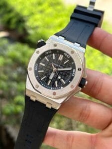 ساعه منِAudemars Piguet تعمل بعدادات بلون اسود  وسير اسود من المطاط