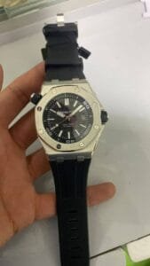 ساعه منِAudemars Piguet تعمل بعدادات بلون اسود  وسير اسود من المطاط