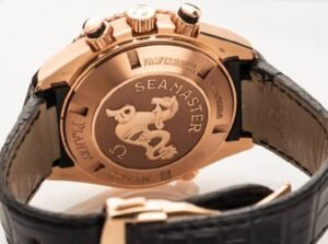 ساعه من OMEGA 007 تعمل بعدادات بلون اسود وسير جلد اسود