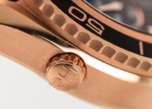 ساعه من OMEGA 007 تعمل بعدادات بلون اسود وسير جلد اسود