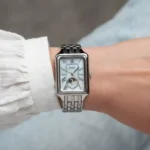 ⁦ساعة فوسيل حريمي استيك معدن فضي – مينا فضي لؤلؤية مع مؤشر شمسي قمري⁩ - الصورة ⁦3⁩