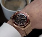 ⁦ساعة أوميجا سي ماستر بمينا سوداء وإطار بورغندي وسوار شبكي روز جولد⁩ - الصورة ⁦2⁩