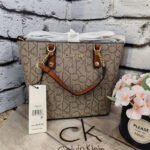 حقيبة كتف نسائية من كالفن كلاين باللون البيج والبني