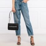 حقيبة كروسبودي سوداء للنساء من كالفن كلاين طراز EW Flap K60K607198