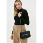 حقيبة كروسبودي سوداء للنساء من كالفن كلاين طراز EW Flap K60K607198