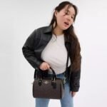 حقيبة يد نسائية من كوتش ، لون ذهبي وجوزي وأسود ، موديل CV961