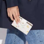 محفظة كوتش COACH حريمي سيجنتشر لون خاكي وأبيض موديل C8741