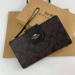 محفظة موبايل كوتش COACH حريمي سيجنتشر موديل C2874