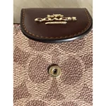 محفظة موبايل كوتش COACH حريمي سيجنتشر بسوار معصم CW780