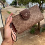 محفظة موبايل كوتش COACH حريمي سيجنتشر بسوار معصم CW780