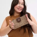 محفظة موبايل كوتش COACH حريمي سيجنتشر بسوار معصم CW780