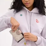 محفظة كوتش COACH حريمي سيجنتشر فضي موديل CW786