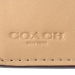 محفظة كوتش COACH حريمي سيجنتشر فضي موديل CW786