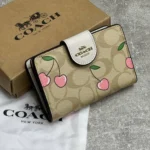 محفظة كوتش COACH حريمي سيجنتشر بنقشة الكرز موديل CF401