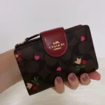 محفظة كوتش COACH حريمي سيجنتشر بنقشة القلوب والزهور موديل C7653