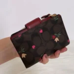 محفظة كوتش COACH حريمي سيجنتشر بنقشة القلوب والزهور موديل C7653