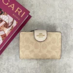 محفظة كوتش COACH حريمي سيجنتشر خاكي بني موديل CW786