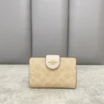 محفظة كوتش COACH حريمي سيجنتشر خاكي بني موديل CW786