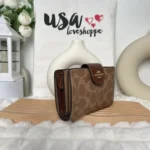 محفظة كوتش COACH حريمي سيجنتشر خاكي وبني موديل CW786