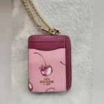 محفظة كروت كوتش COACH حريمي بسحاب ونقشة كرز CR832