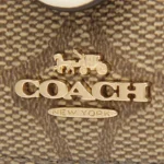 محفظة كروت كوتش COACH حريمي سيجنتشر بفتحة هوية C7398