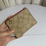 محفظة كروت كوتش COACH حريمي سيجنتشر موديل 78002