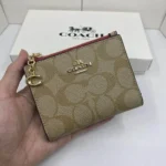 محفظة كروت كوتش COACH حريمي سيجنتشر موديل 78002