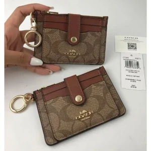محفظة كروت كوتش Coach حريمي سيجنتشر مونوغرام موديل C7398
