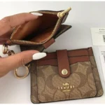 محفظة كروت كوتش Coach حريمي سيجنتشر مونوغرام موديل C7398