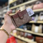 محفظة كروت كوتش Coach حريمي سيجنتشر مونوغرام موديل C7398