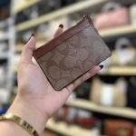 محفظة كروت كوتش Coach حريمي سيجنتشر مونوغرام موديل C7398