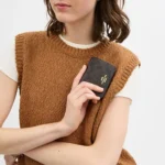 محفظة كوتش COACH ميني بسلسلة سيجنتشر موديل CZ278