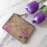 محفظة كروت كوتش COACH حريمي بنقشة الورود والسيجنتشر