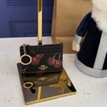 محفظة كروت كوتش COACH حريمي سيجنتشر بنقشة الزهور موديل CDF83