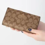 محفظة كوتش Coach حريمي طويلة سيجنتشر موديل C8714