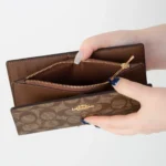 محفظة كوتش Coach حريمي طويلة سيجنتشر موديل C8714