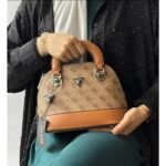 حقيبة يد نسائية بيج من جيس Guess