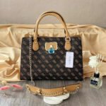 حقيبة نسائية من جيس Guess باللونين الأسود والبيج