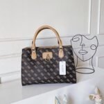 حقيبة نسائية من جيس Guess باللونين الأسود والبيج
